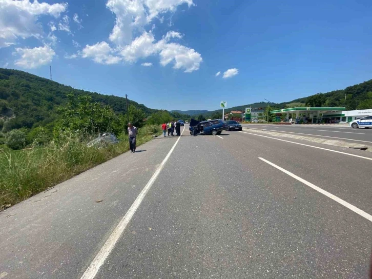 Zonguldak’ta iki araç kafa kafaya çarpıştı: 2 yaralı