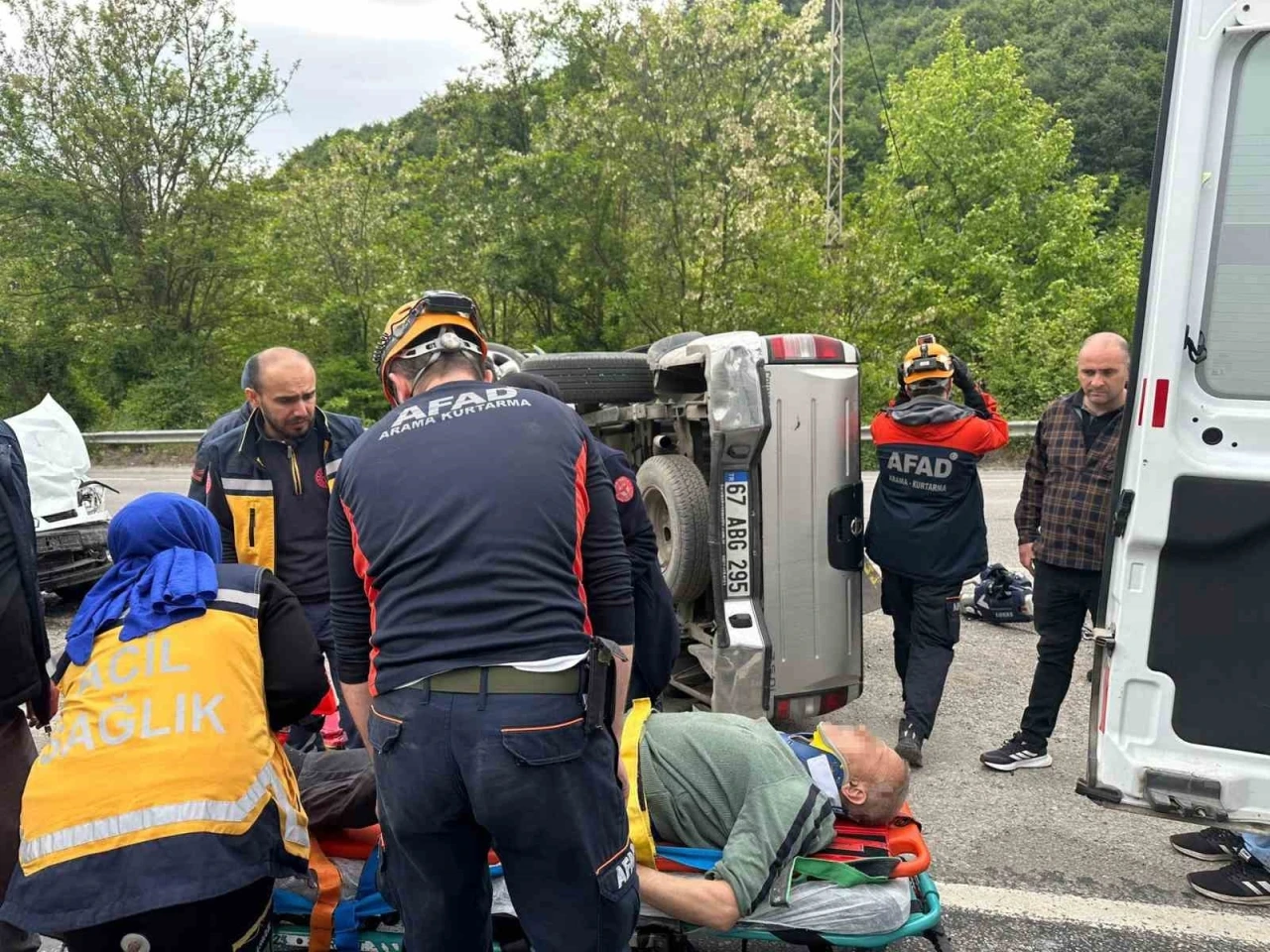Zonguldak’ta iki aracın çarpıştığı kazada araçlardan biri devrildi: 2 yaralı
