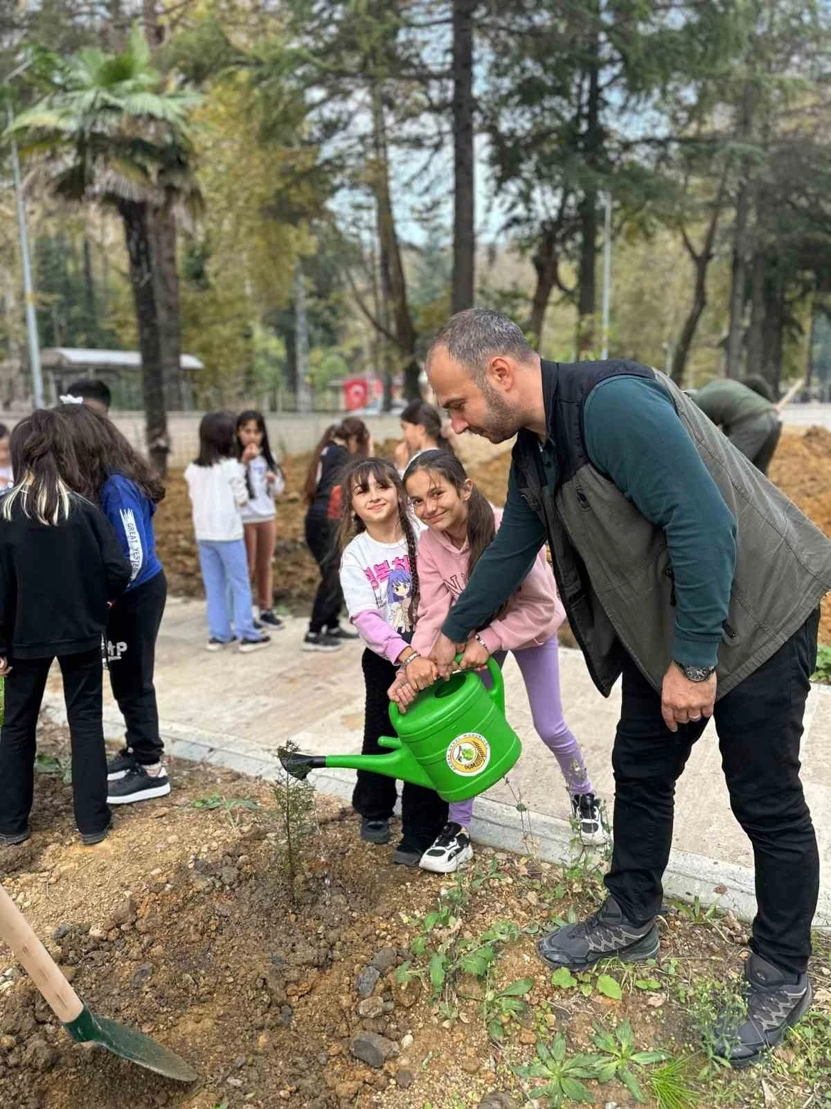 Zonguldak’ta ilkokul öğrencileri fidan dikti
