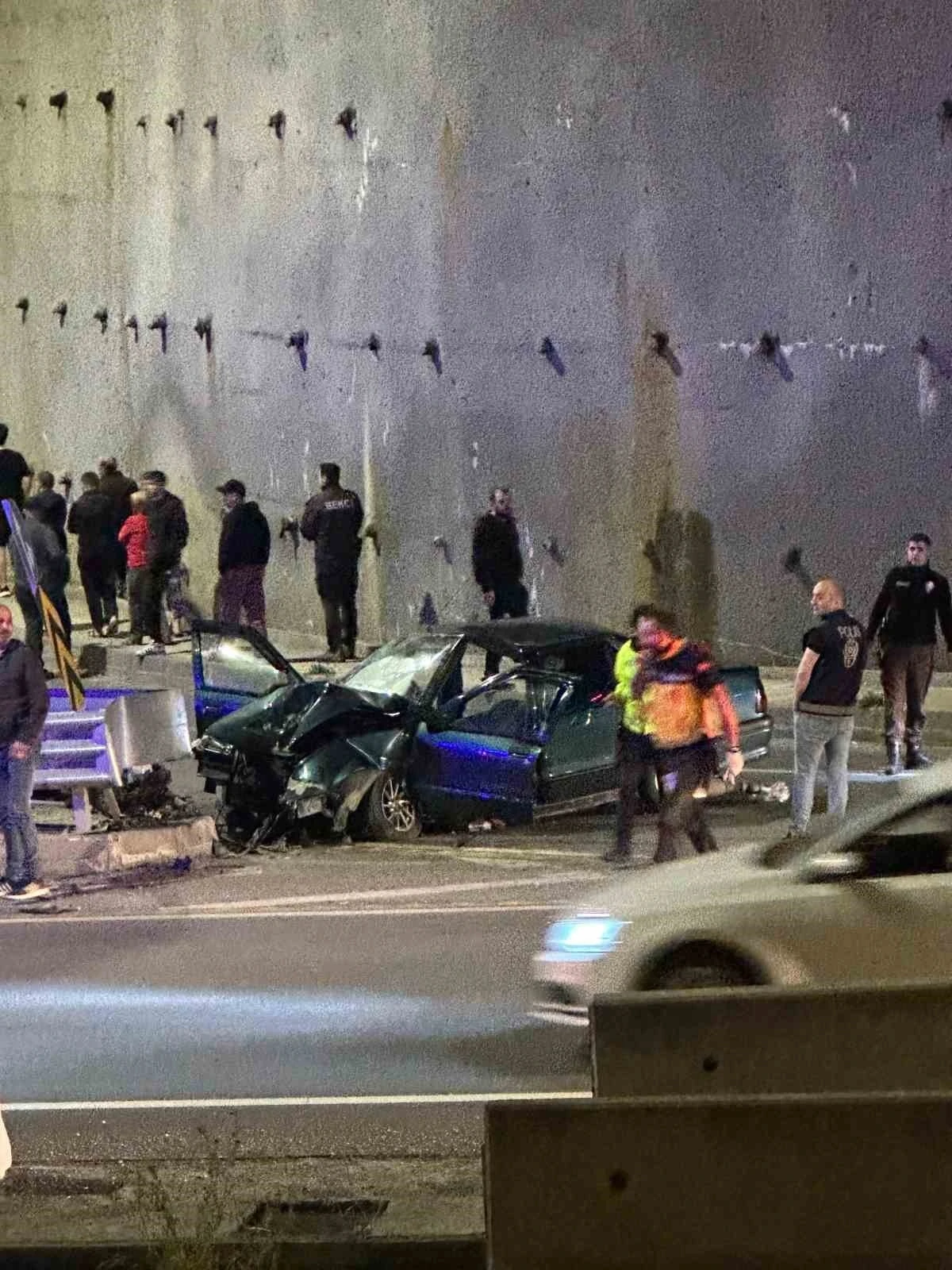 Zonguldak’ta kontrolden çıkan otomobil refüje çarptı: 4 yaralı
