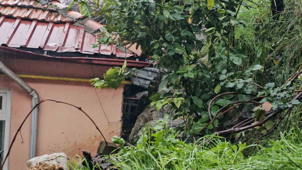 Zonguldak&rsquo;ta korkutan heyelan; kayalar iki evin &uuml;zerine d&uuml;şt&uuml;
