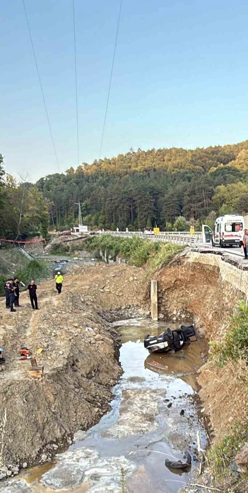 Zonguldak’ta otomobil dereye uçtu: Baba-oğul hayatını kaybetti
