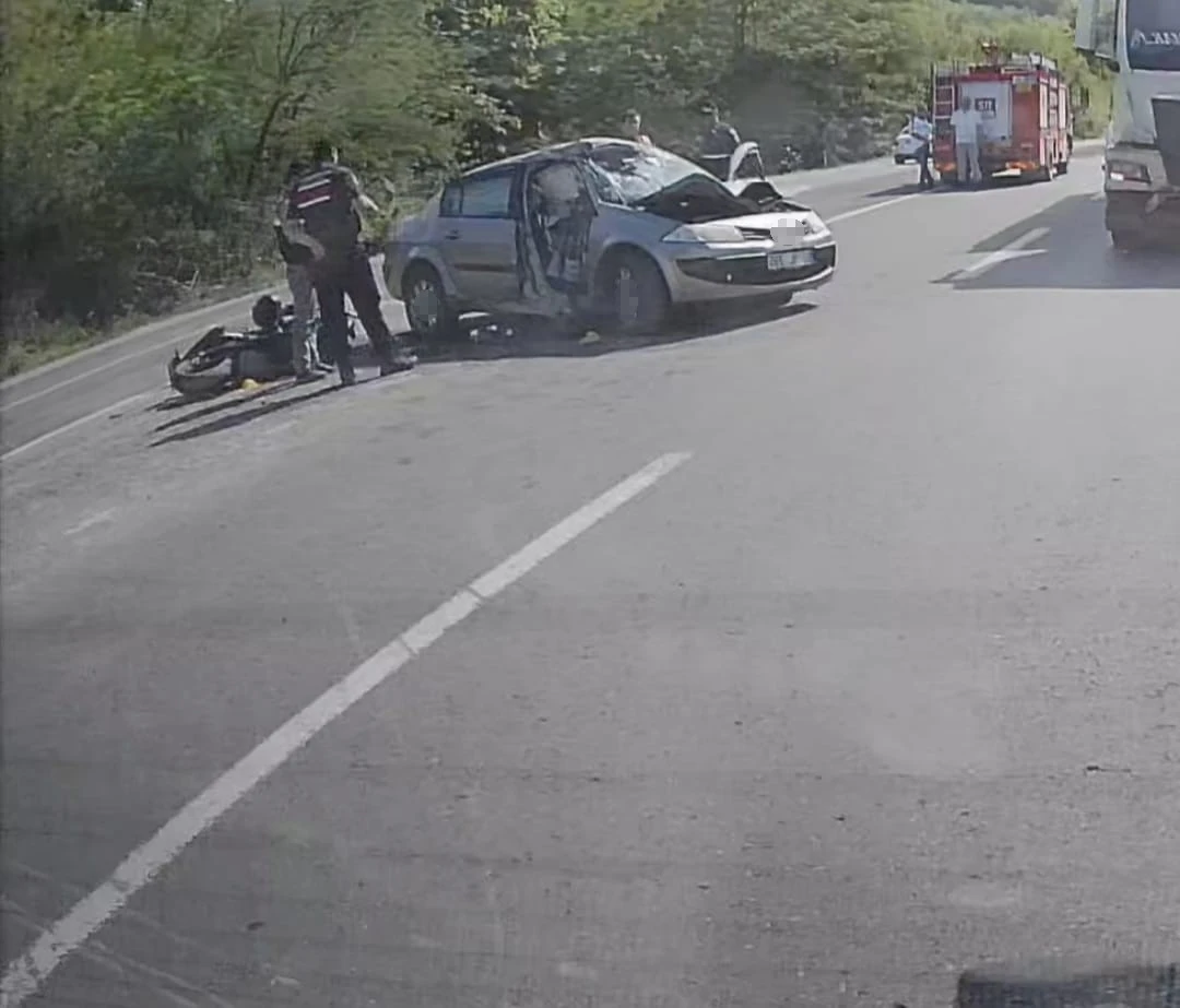 Zonguldak&rsquo;ta otomobille &ccedil;arpışan motosikletin s&uuml;r&uuml;c&uuml;s&uuml; hayatını kaybetti
