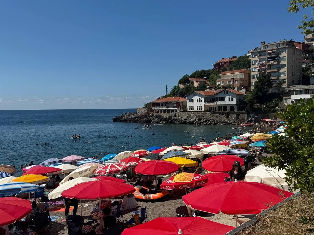 Zonguldak&rsquo;ta sıcak hava bunalttı, vatandaşlar plaja akın etti
