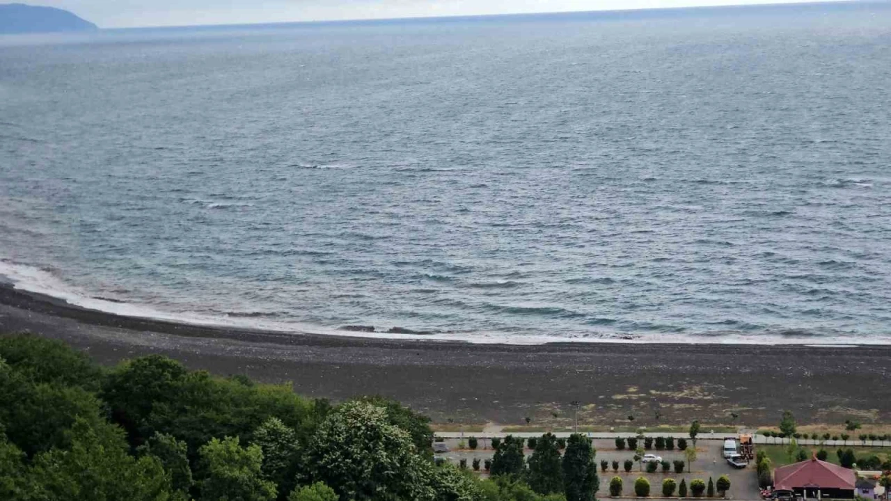Zonguldak&rsquo;ta sıcaklık 9 derece d&uuml;şt&uuml;, denize girişler yasaklandı

