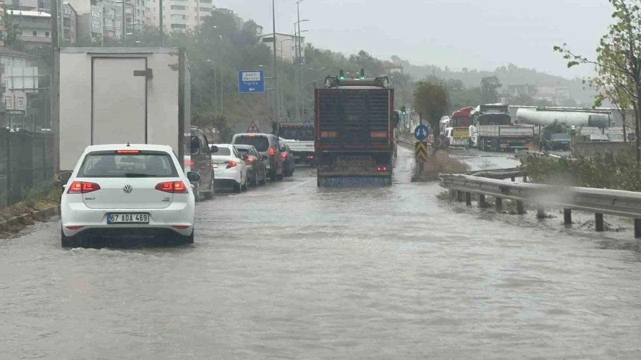 Zonguldak’ta şiddetli yağış ulaşımı aksattı
