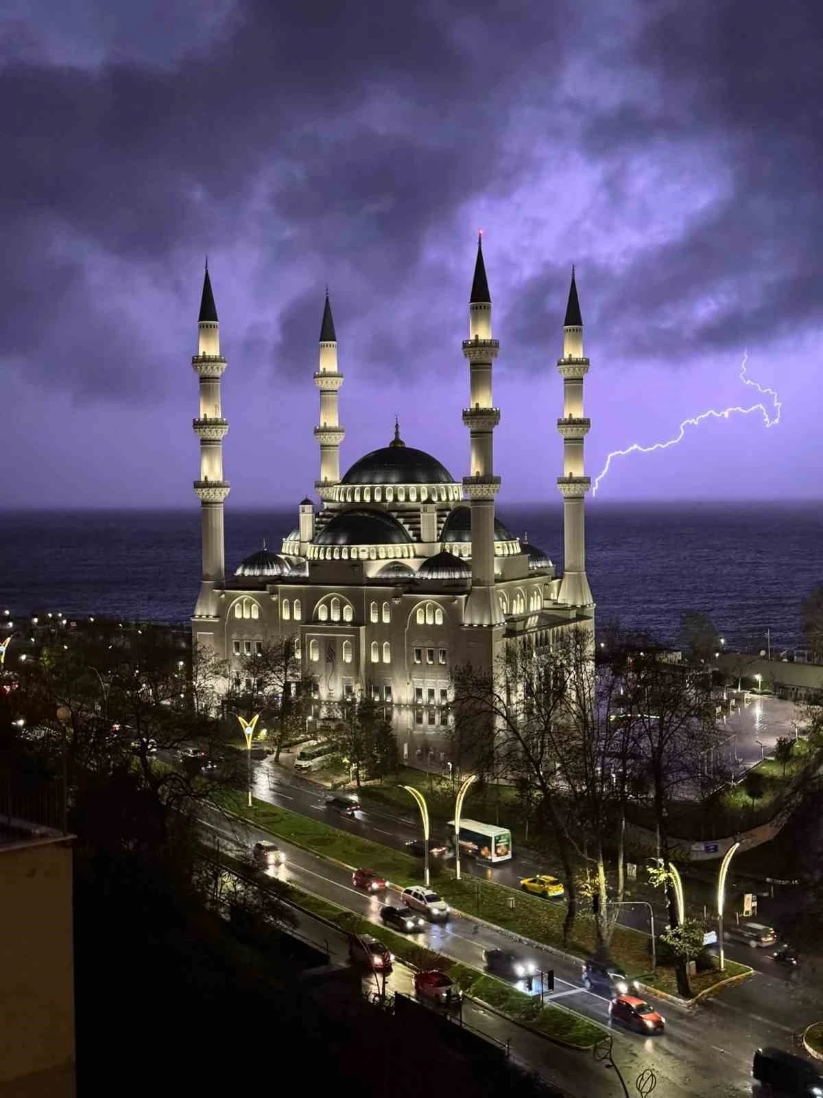 Zonguldak’ta şimşekler geceyi aydınlattı
