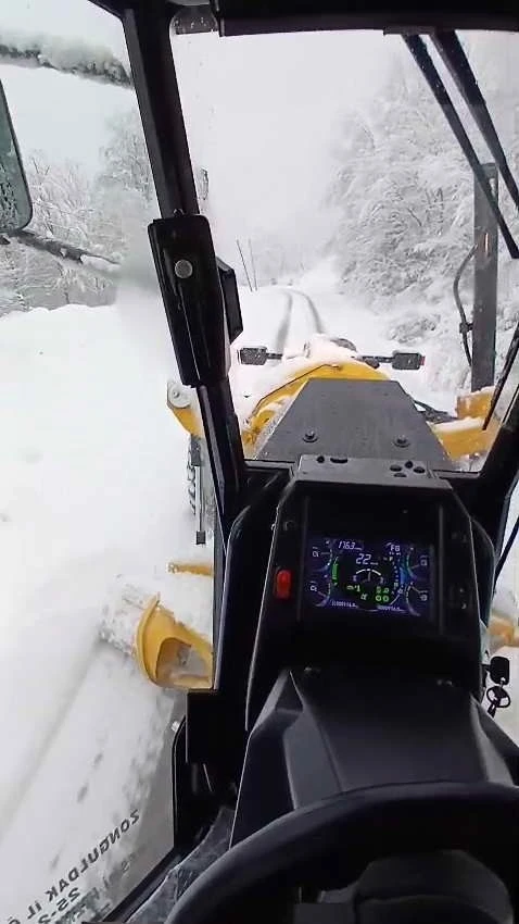 Zonguldak&rsquo;ta ulaşıma kapanan 95 k&ouml;y yolunu a&ccedil;ma &ccedil;alışmaları s&uuml;r&uuml;yor

