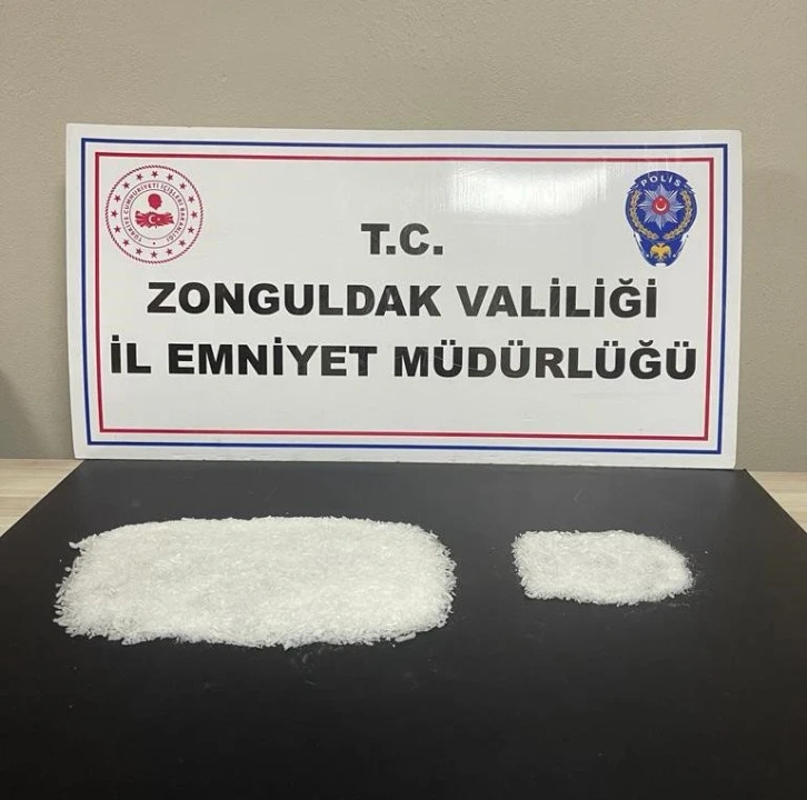 Zonguldak&rsquo;ta yarım kilo uyuşturucu ile yakalanan 2 kişi tutuklandı
