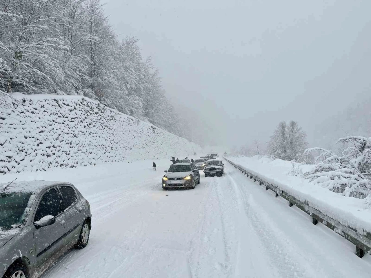 Zonguldak&rsquo;ta yoğun kar mesaisi, 61 k&ouml;y yolunda &ccedil;alışma s&uuml;r&uuml;yor
