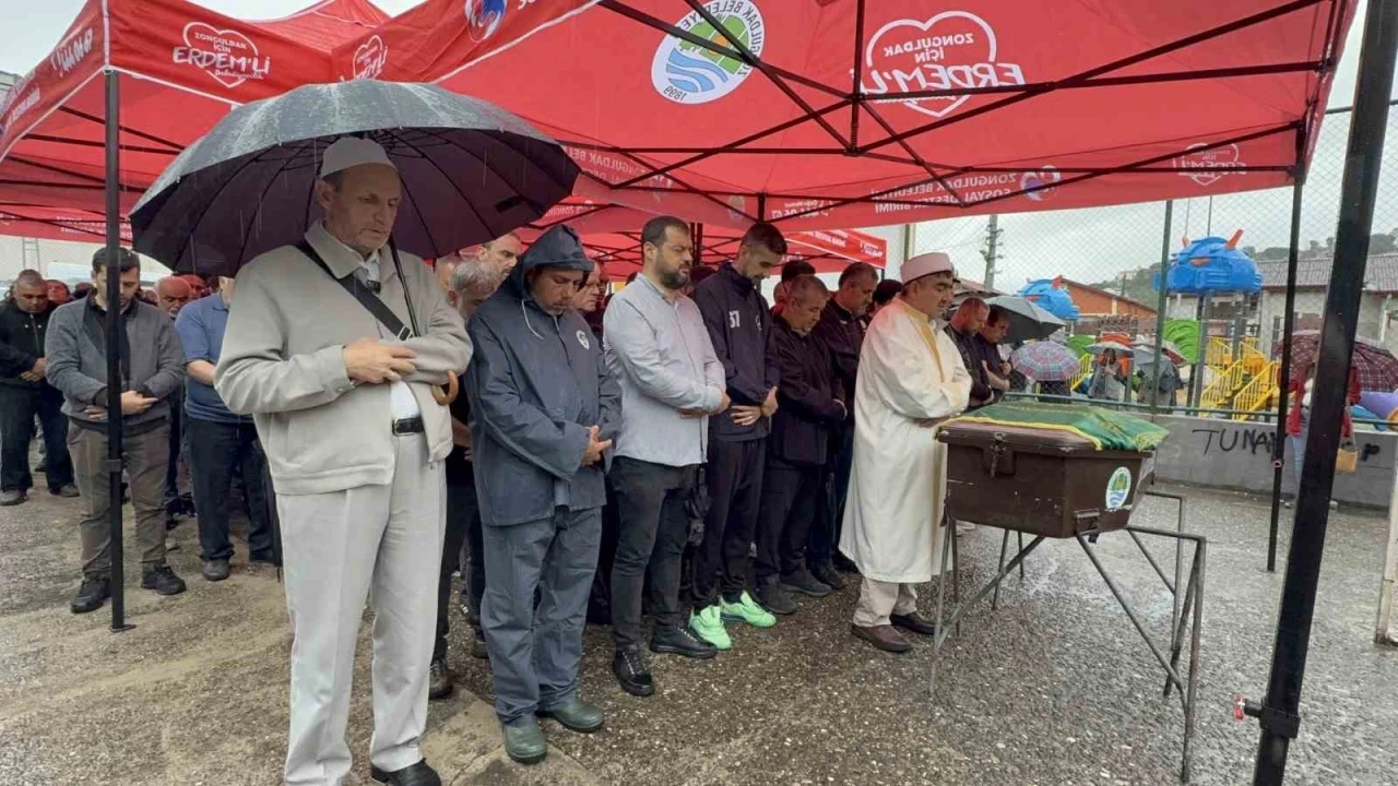 Zonguldaklı denizci Kadir Kamil&ccedil;elebi son yolculuğuna uğurlandı
