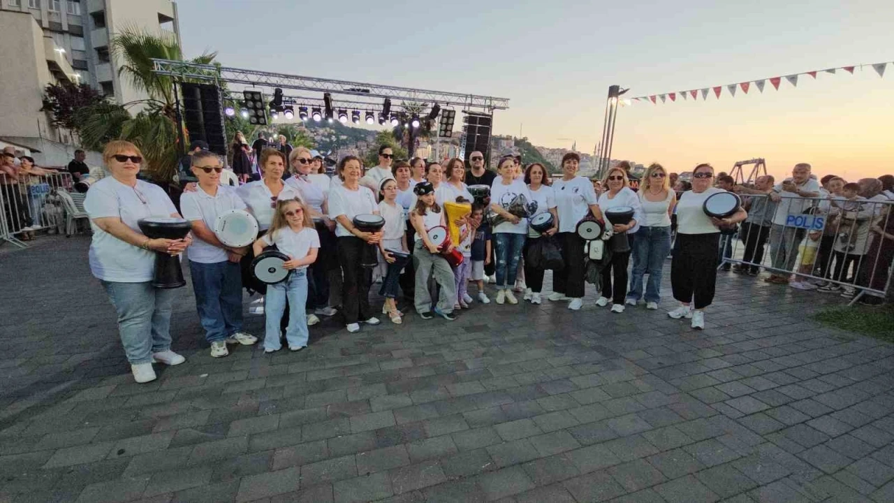 Zonguldaklı kadınlardan kurtuluş yıl d&ouml;n&uuml;m&uuml;nde darbuka şov
