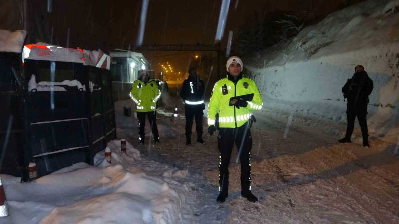 Zorlu kış şartlarına rağmen Tunceli&rsquo;de yılbaşı g&uuml;venliği emniyete emanet
