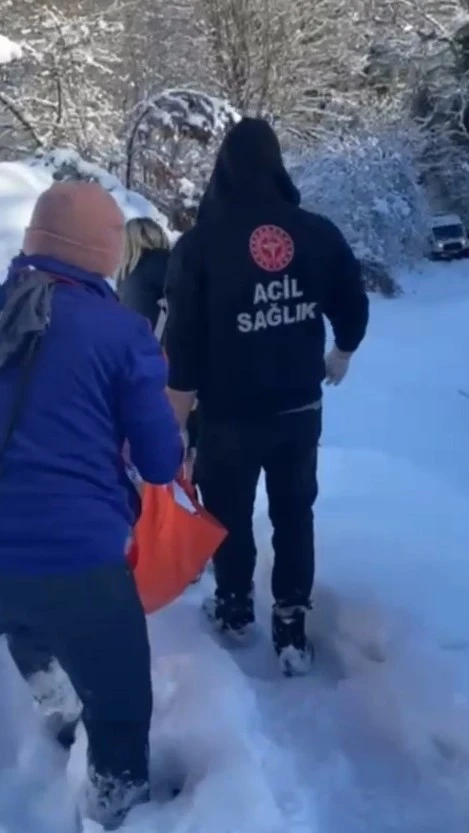 Zorlu yollar aşıldı, evde bakım hastasına zamanında m&uuml;dahale
