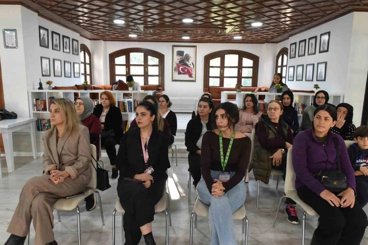 Z&uuml;beyde Hanım Kadın Eğitim ve Sosyal Tesisi&rsquo;nde kadın sağlığı konuşuldu
