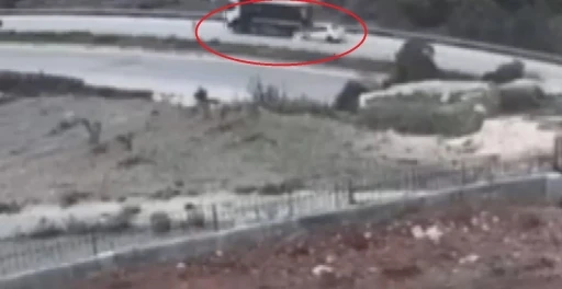1 kişinin öldüğü kazada, otomobil hafriyat kamyonuna ok gibi saplandı
