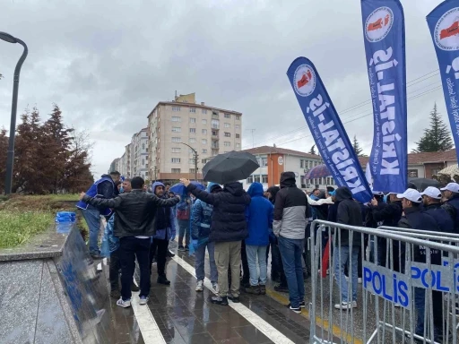 1 Mayıs y&uuml;r&uuml;y&uuml;şleri geniş g&uuml;venlik &ouml;nlemleriyle başladı
