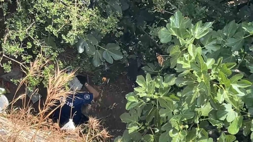 10 metreden d&uuml;şen kadın, yardıma gelen polislerden ka&ccedil;tı
