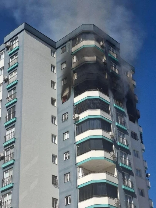 10&rsquo;uncu katta yangın: Polis, havaya ateş a&ccedil;arak vatandaşları uzaklaştırdı
