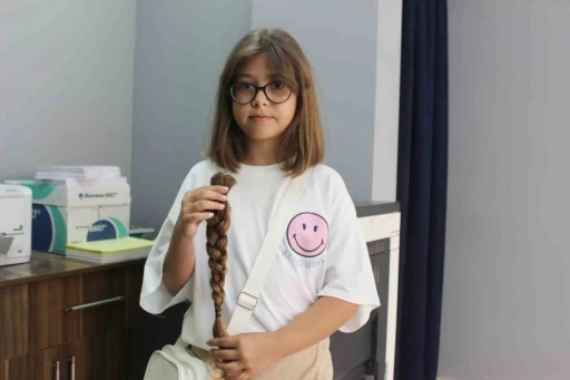 10 yaşındaki Erva, kanser hastaları için saçlarını bağışladı
