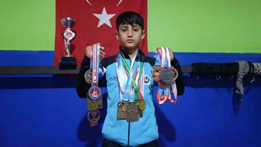 10 yaşındaki karateciden 20 madalyalık b&uuml;y&uuml;k başarı
