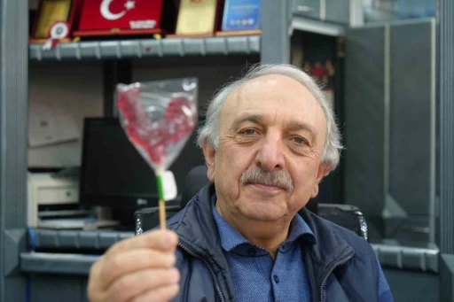 10 yıldır her Ramazan&rsquo;da iftarlık olarak horoz şekeri dağıtıyor
