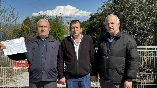 10 yıldır &ouml;denmeyen s&uuml;t paraları i&ccedil;in fabrika &ouml;n&uuml;nde toplandılar

