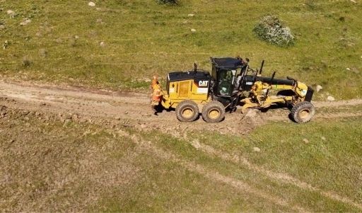 100 mahallede tarla yollarını hasada hazırladı
