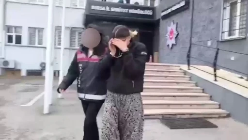 107 su&ccedil; kaydı olan kadın hırsız, polis baskınında baza altında yakalandı
