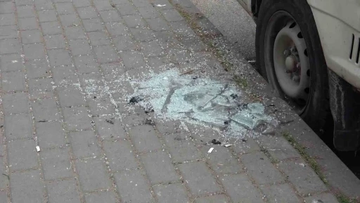 11 kere evin camını kırdı, yetmedi abisinin aracını yakmaya çalıştı..
