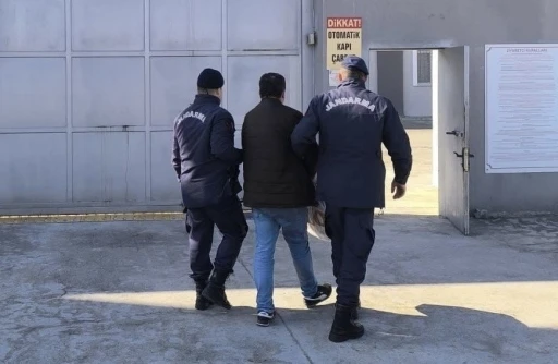 11 yıl ve 9 yıl hapisle aranan 2 h&uuml;k&uuml;ml&uuml;, jandarmadan ka&ccedil;amadı
