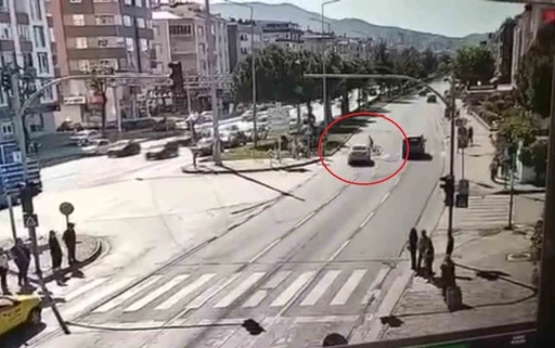 12 yaşındaki &ccedil;ocuğun hayatını kaybettiği feci kaza kamerada: G&ouml;zyaşlarıyla uğurlandı
