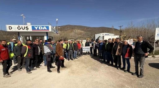 12 yıldır bitirilemeyen karayolunda işçiler maaşlarını eksik aldıkları için iş bıraktı
