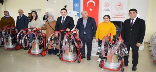 128 yetiştirici s&uuml;t sağım makinesi ile buluştu
