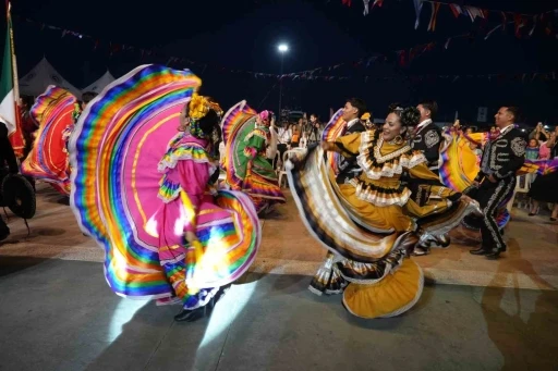 13 farklı ülkeden dansçılar gösterileri ile Samsunluları hayran bıraktı
