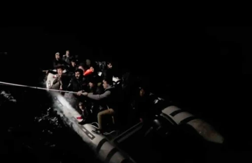 13’ü çocuk 29 düzensiz göçmen kurtarıldı, 2 göçmen kaçakçısı yakalandı
