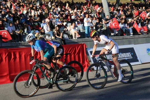 13 &uuml;lkeden 50 sporcu d&uuml;nyanın en iyisi olmak i&ccedil;in pedal &ccedil;evirdi
