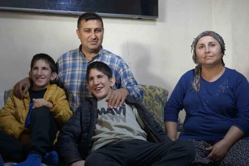 13 yaşındaki ikizler Kromozom 4q Delesyon Sendromu ile mücadele ediyor
