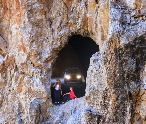 132 yılda yapılan Taş Yolu turistleri kendine &ccedil;ekiyor
