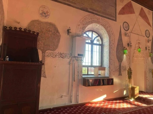 139 yıllık caminin kıbleye bakan duvarına yerleştirilen kombi tepki çekti
