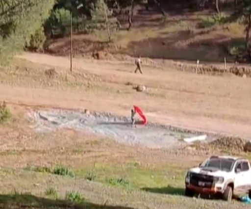 14 yaşındaki Yusuf, yere d&uuml;şen bayrağı almak i&ccedil;in piste koştu
