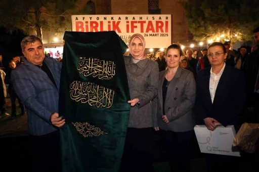 1472 yılında yaptırılan tarihi caminin mimber örtüsü değiştirildi
