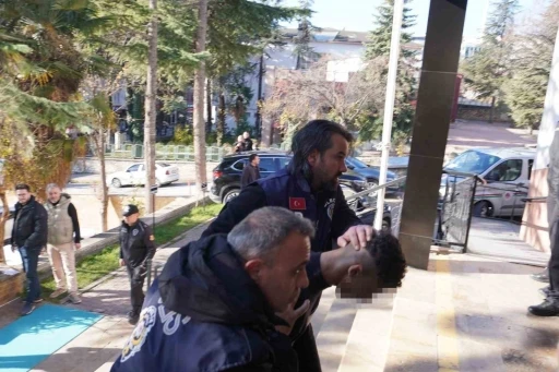 15 g&uuml;n arayla bir kişiyi bı&ccedil;akladı, bir kişiyi de &ouml;ld&uuml;rd&uuml;
