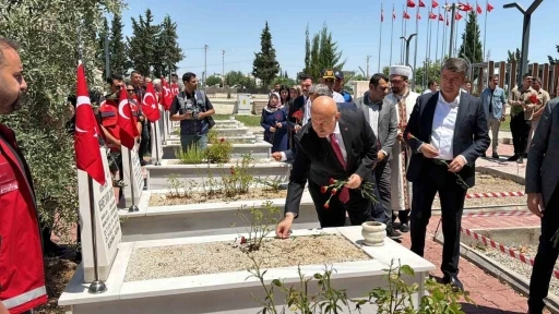 15 Temmuz&rsquo;da şehitler kabirleri başında anıldı
