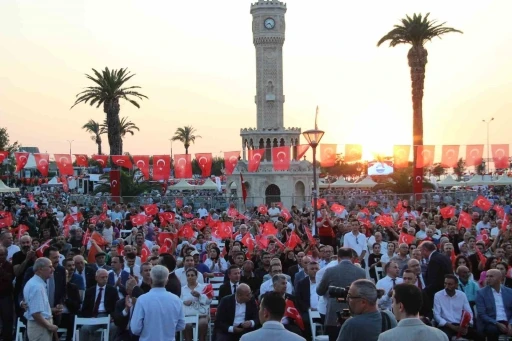 15 Temmuz Demokrasi ve Milli Birlik Günü’nde binlerce İzmirli tek yürek oldu
