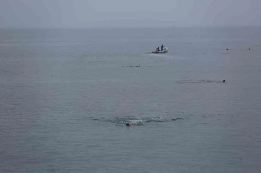 15 Temmuz için Karadeniz’de 4 kilometre boyunca yüzdüler
