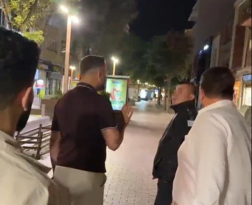 15 Temmuz pankartını indiren g&ouml;revli, &Ouml;mer Halisdemir i&ccedil;in "Kim o" dedi
