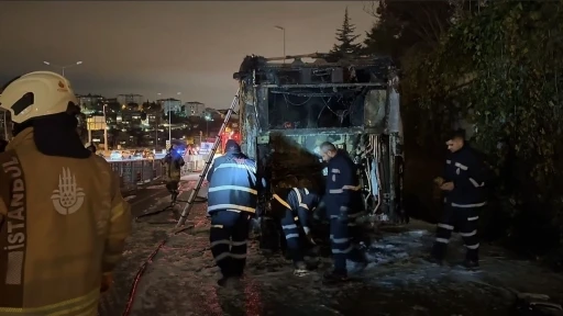 15 Temmuz Şehitler K&ouml;pr&uuml;s&uuml;&rsquo;nde metrob&uuml;s alev alev yandı: Yolcular tahliye edildi
