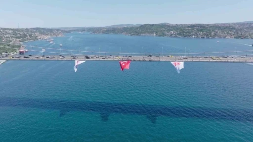 15 Temmuz Şehitler K&ouml;pr&uuml;s&uuml;&rsquo;ne asılan dev T&uuml;rk bayrağı havadan g&ouml;r&uuml;nt&uuml;lendi
