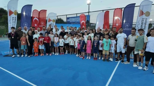 15 Temmuz Spor Vadisi&rsquo;nde &ouml;d&uuml;ll&uuml; tenis turnuvasında şampiyonlar belli oldu
